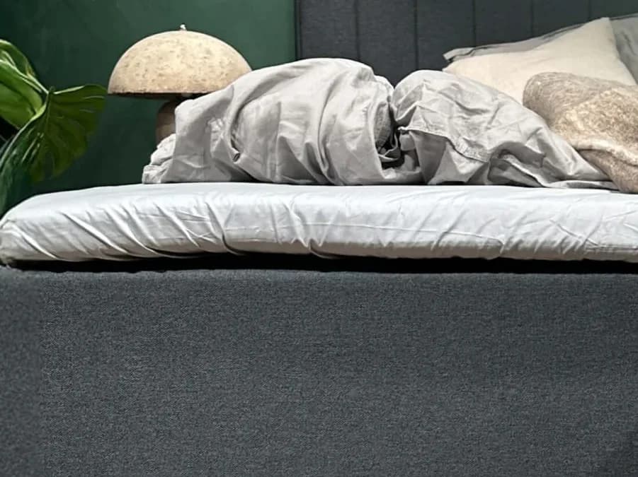 Närbild av FamBed-lakanet spänt över bäddmadrassen på en familjesäng