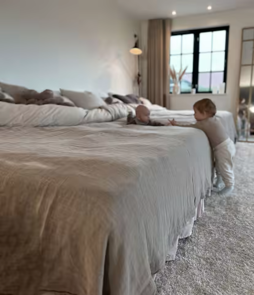 Familj som sover tillsammans i en 360 cm bred familjesäng från FamBed