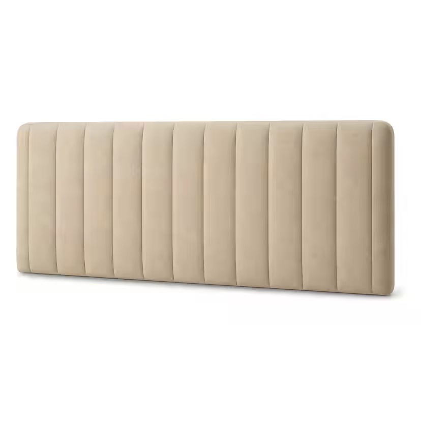 Beige, helpolstrad FamBed-sänggavel med vertikala stoppade paneler.